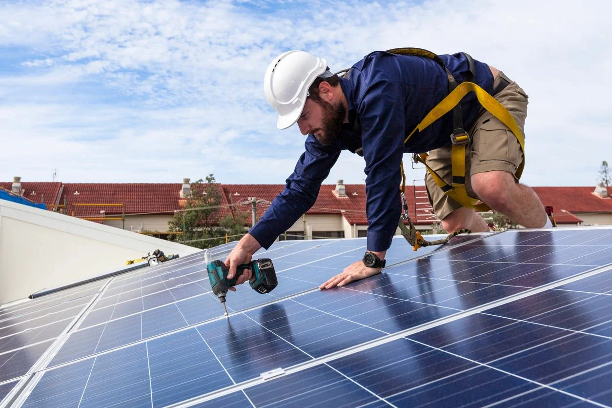 Instalación profesional de paneles solares comerciales