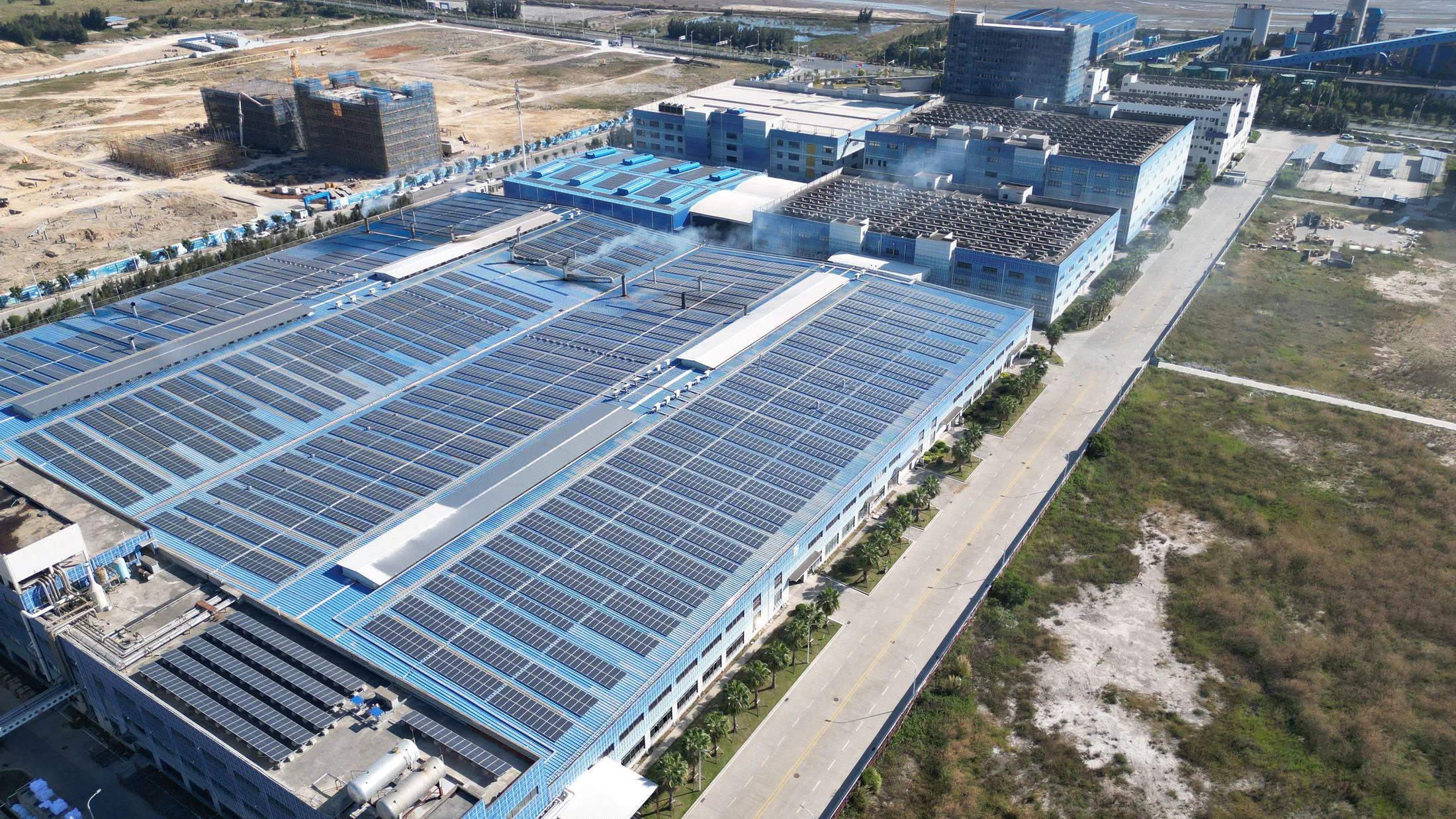Campus industrial con paneles solares