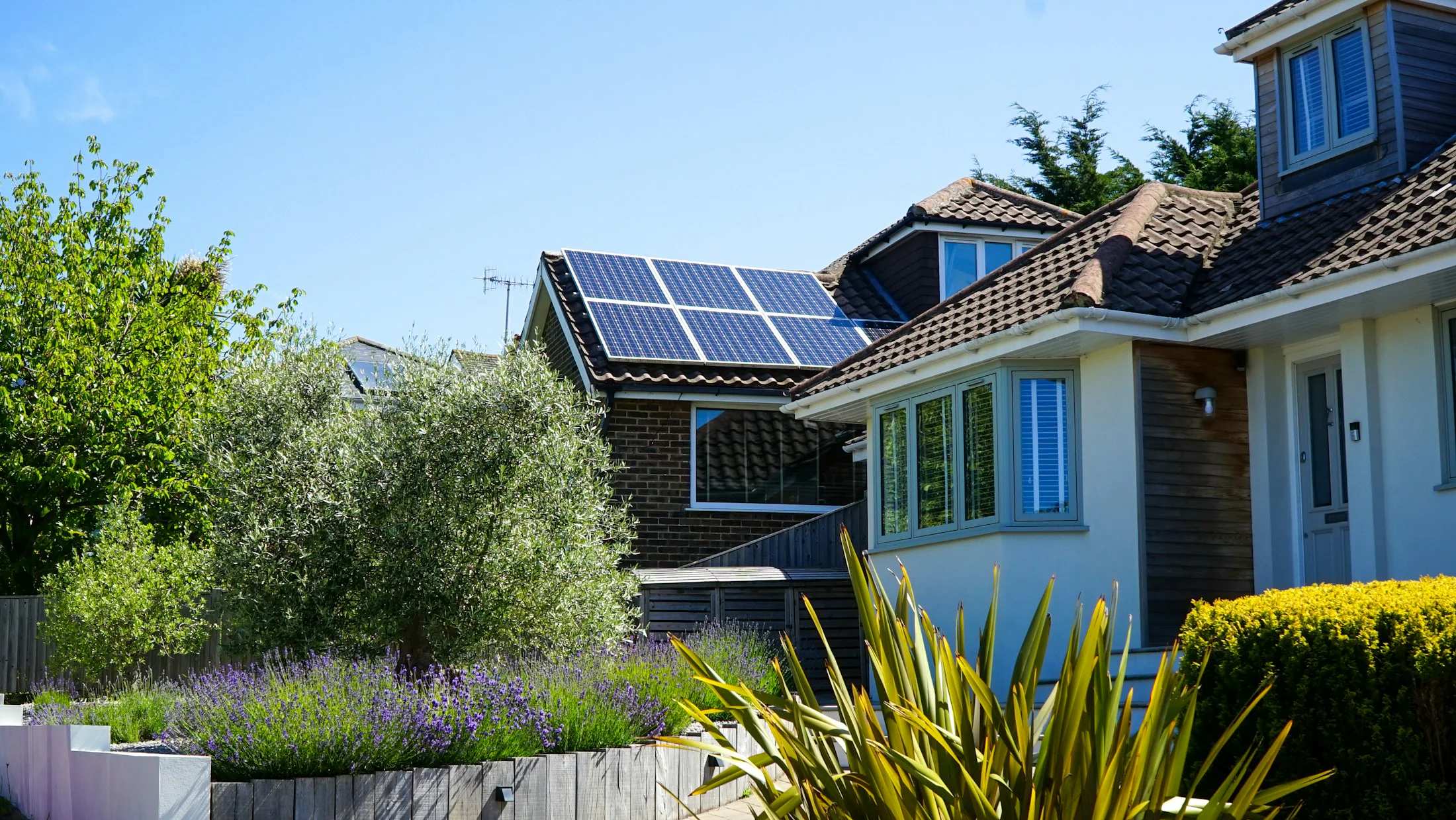 Paneles solares instalados en una residencia moderna
