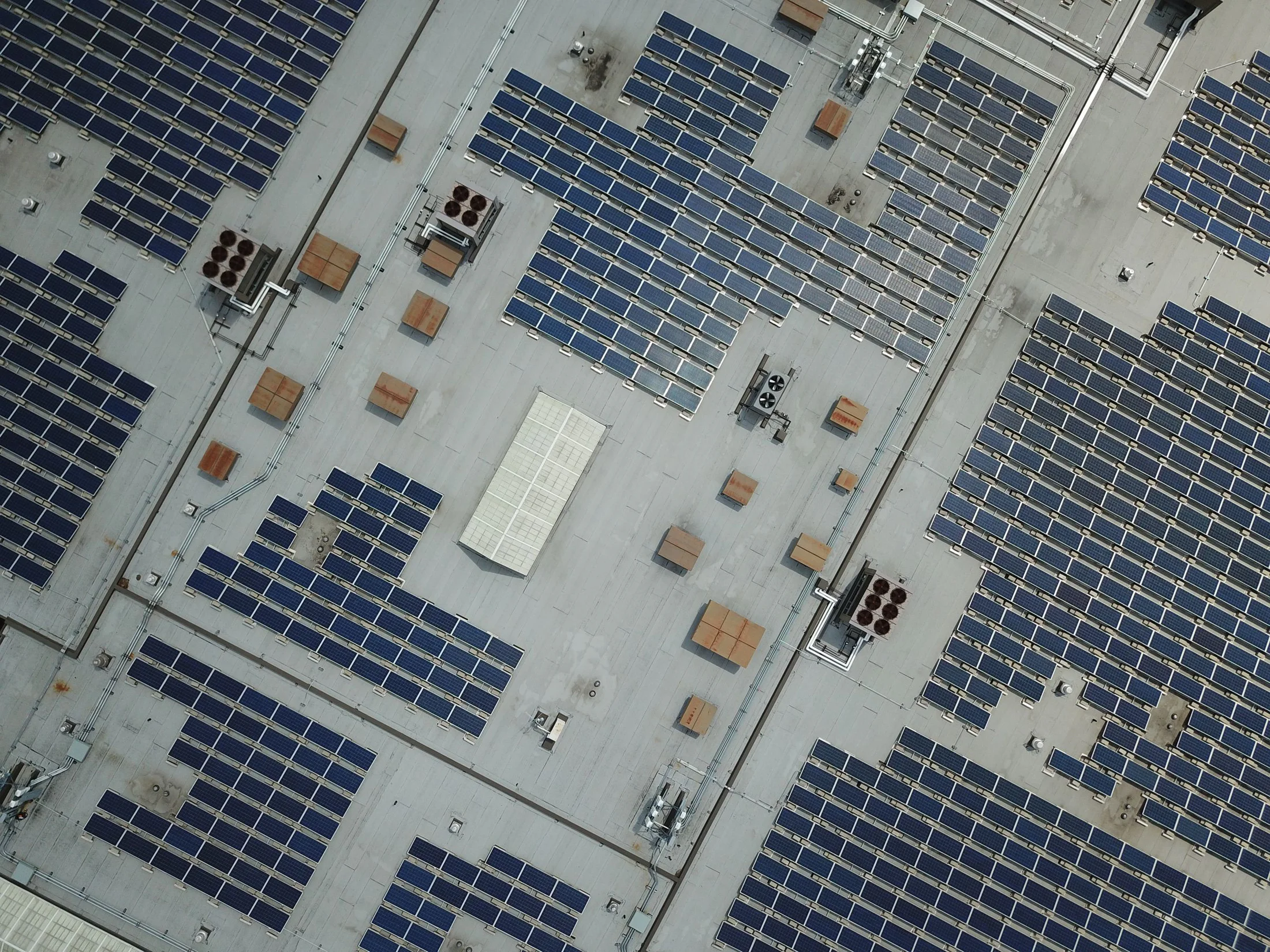 Proyecto fotovoltaico industrial visto desde el aire