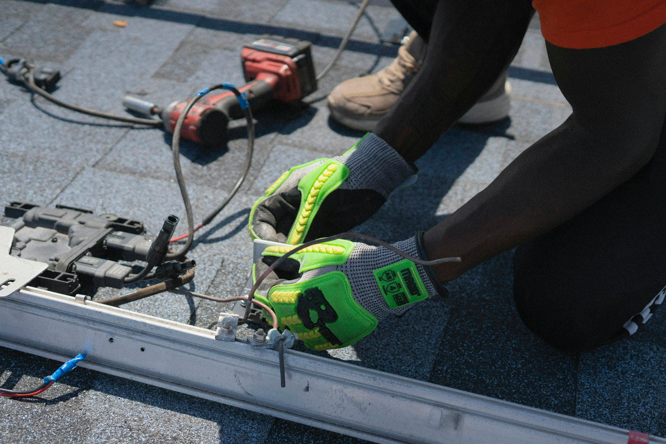 Técnico trabajando en un sistema fotovoltaico
